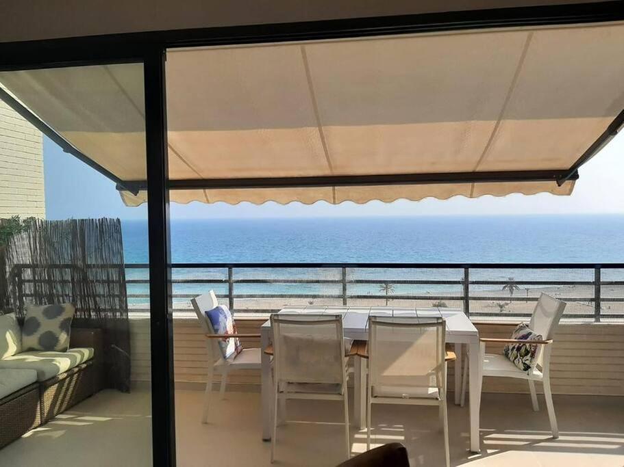 Top-Floor Beachfront Apartment With Parking, Pool, & Spacious Sea-View Balcony Villajoyosa Buitenkant foto